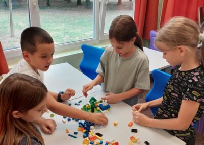 Legoznalci - upoznavanje s temom podmorja i izrada modela.